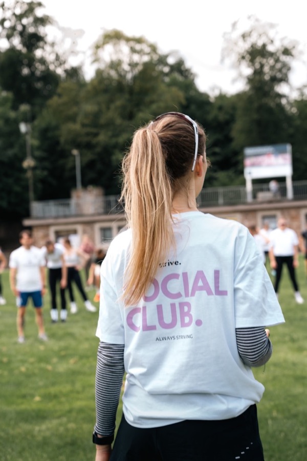 strive. T-Shirt wird beim Social Workout getragen
