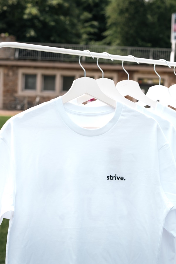 strive. T-Shirt auf dem Kleiderbügel, Nahaufnahme