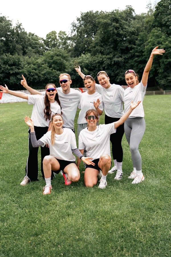 Gruppe in strive. T-Shirts beim One Year Special