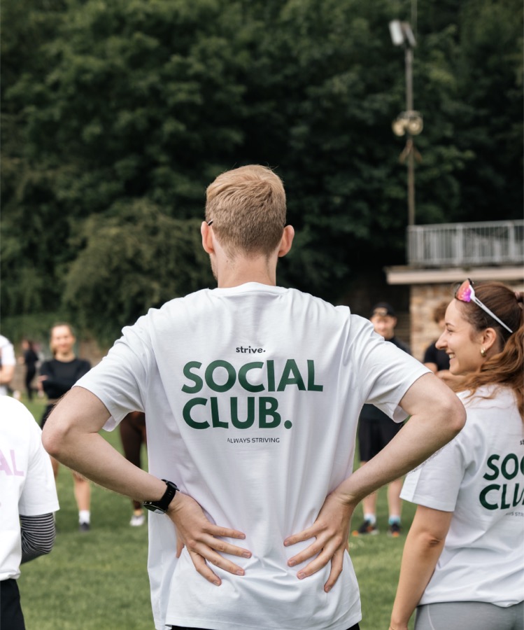strive. Social Club T-Shirt, Rückenansicht mit grünem Backprint